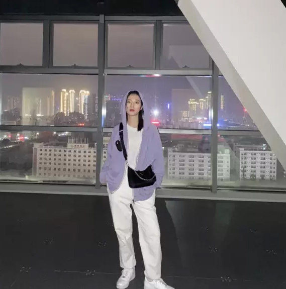 Изчистен модел дамски суичър с качулка и джоб