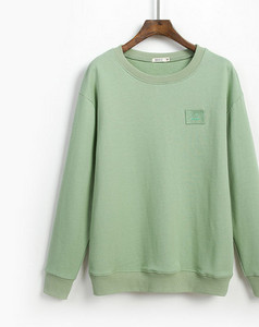 Едноцветен дамски суичър с овално деколте 