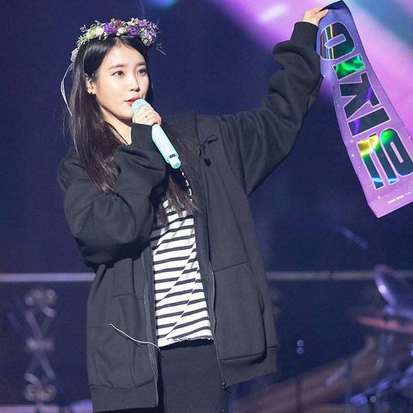 Kolmes värvitoonis lukuga ja kapuutsiga naiste dressipluusid