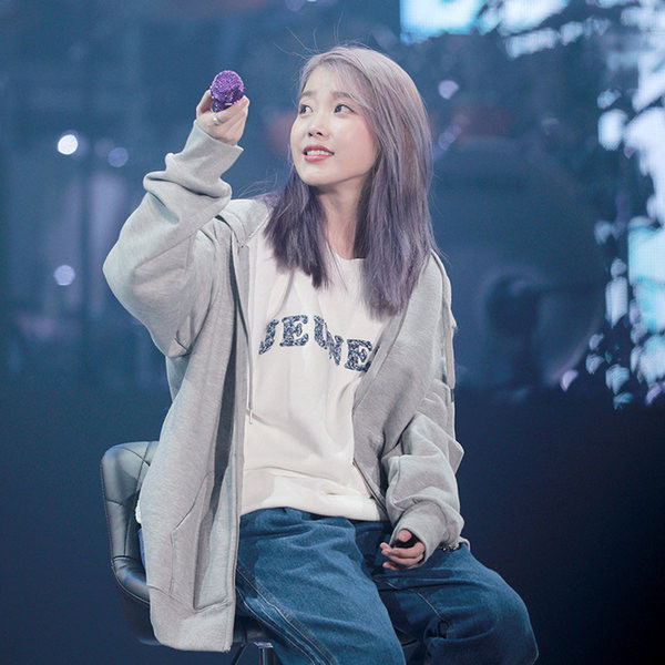 Kolmes värvitoonis lukuga ja kapuutsiga naiste dressipluusid