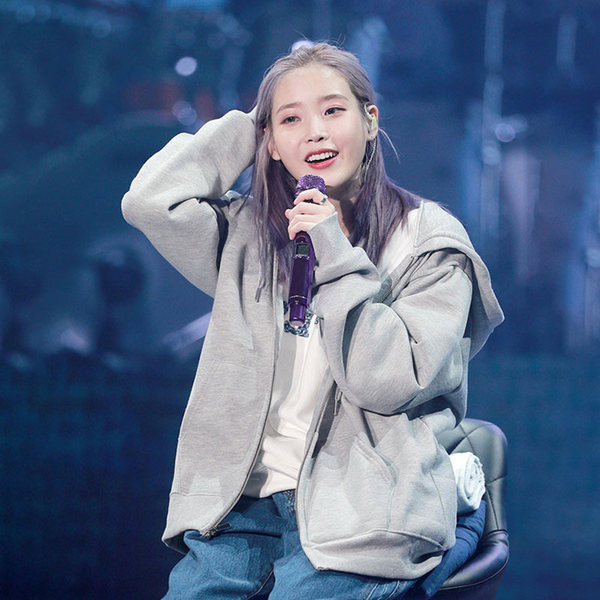 Kolmes värvitoonis lukuga ja kapuutsiga naiste dressipluusid