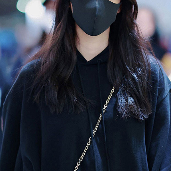 Γυναικείο μαύρο φούτερ με κορδόνια και τσέπες