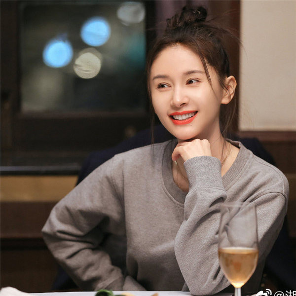 Női pulóver szürke színben, letisztult kivitelben