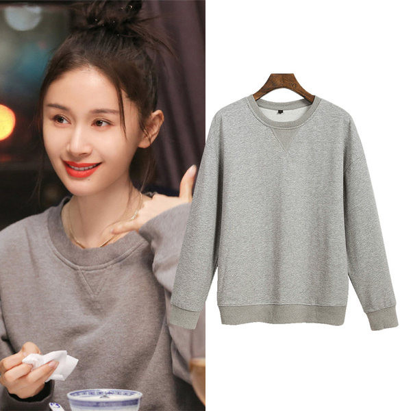 Női pulóver szürke színben, letisztult kivitelben