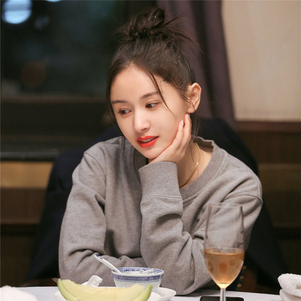 Női pulóver szürke színben, letisztult kivitelben