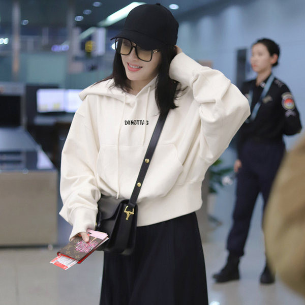 Laia mudeliga dressipluus, millel on prindi ja kapuuts