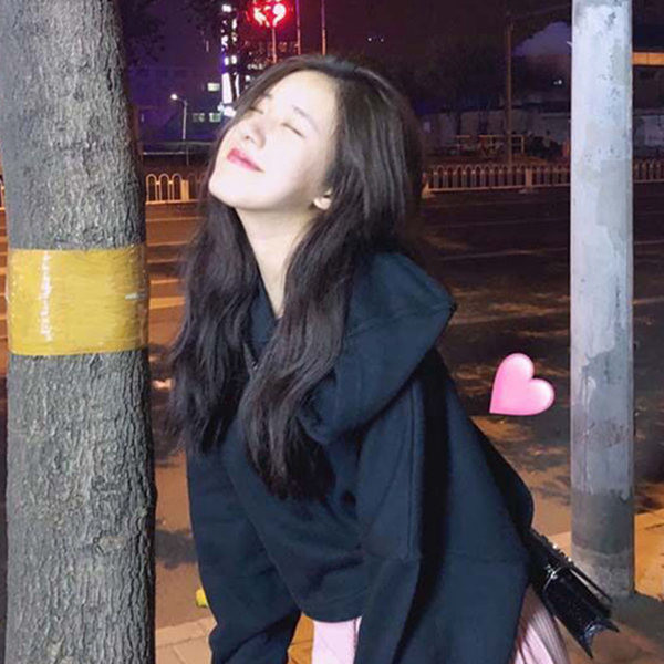 Laia mudeliga dressipluus, millel on prindi ja kapuuts