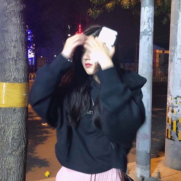 Laia mudeliga dressipluus, millel on prindi ja kapuuts