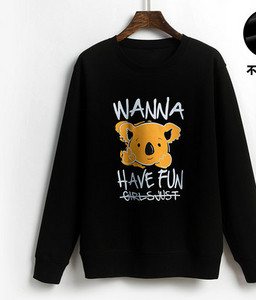 Casual γυναικείο φούτερ με στάμπα - μαύρο χρώμα