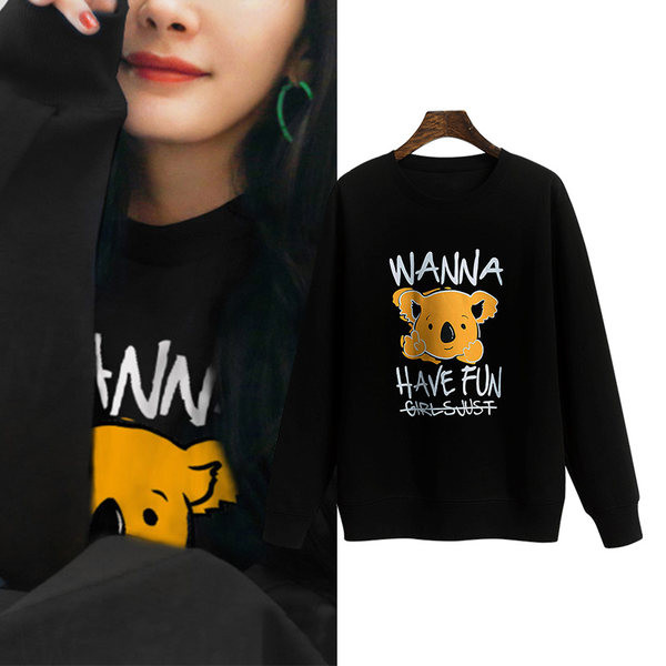 Casual γυναικείο φούτερ με στάμπα - μαύρο χρώμα