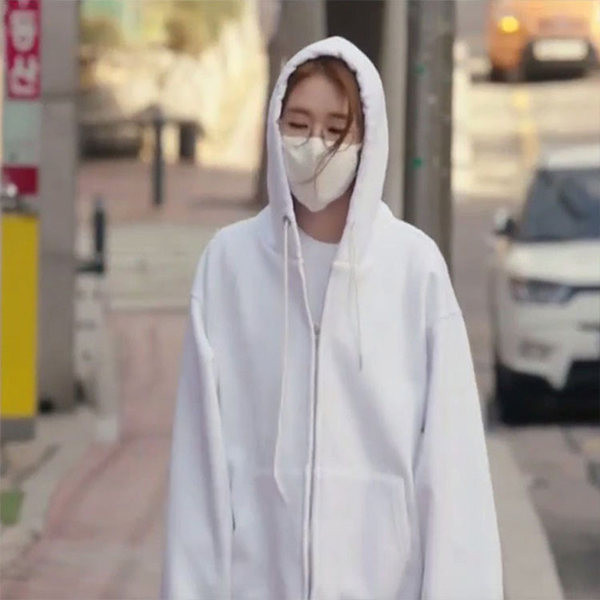 Γυναικείο φούτερ με κουκούλα σε λευκό χρώμα