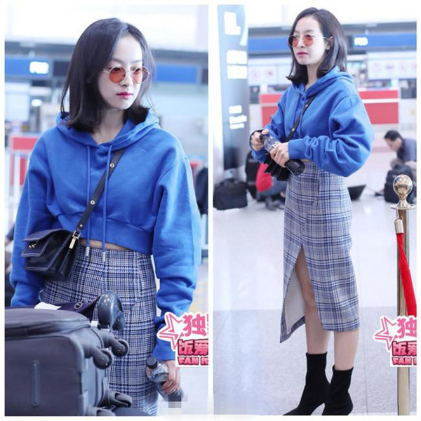 Lühike, sinist värvi lipsuga dressipluus