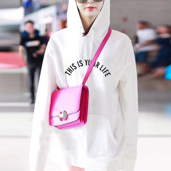 Ženska široka majica s džepom i kapuljačom