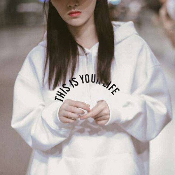 Ženska široka majica s džepom i kapuljačom