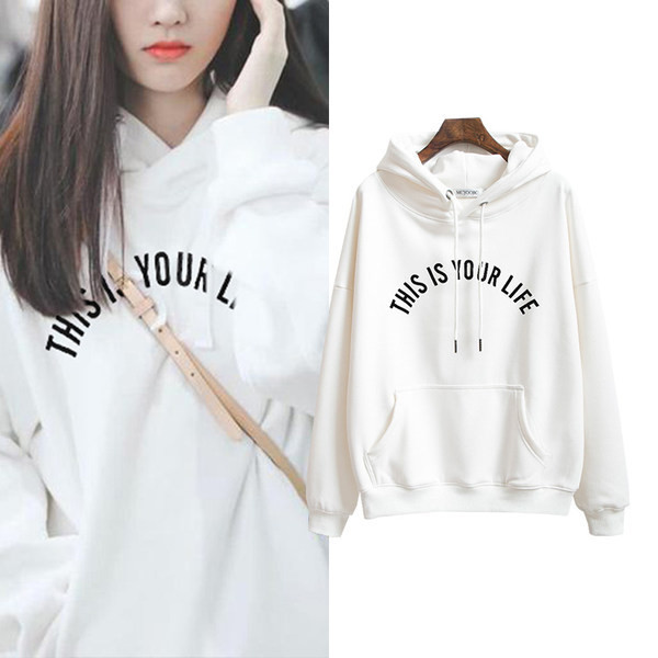 Ženska široka majica s džepom i kapuljačom