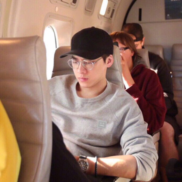 Ležerna ženska majica s ovalnim izrezom, čistog uzorka