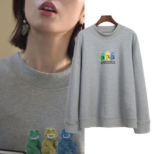 Vabaaja naiste dressipluus ovaalse kaelusega ja värvilise trükiga