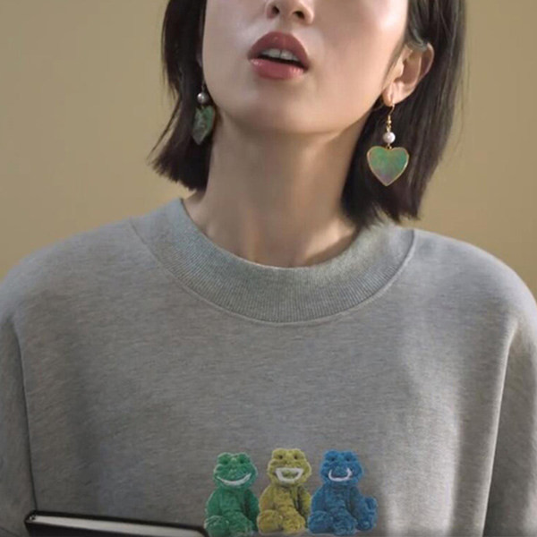 Vabaaja naiste dressipluus ovaalse kaelusega ja värvilise trükiga