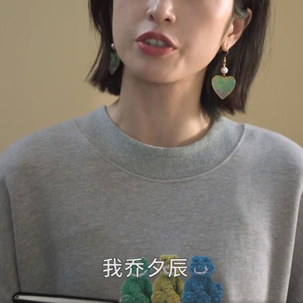 Vabaaja naiste dressipluus ovaalse kaelusega ja värvilise trükiga