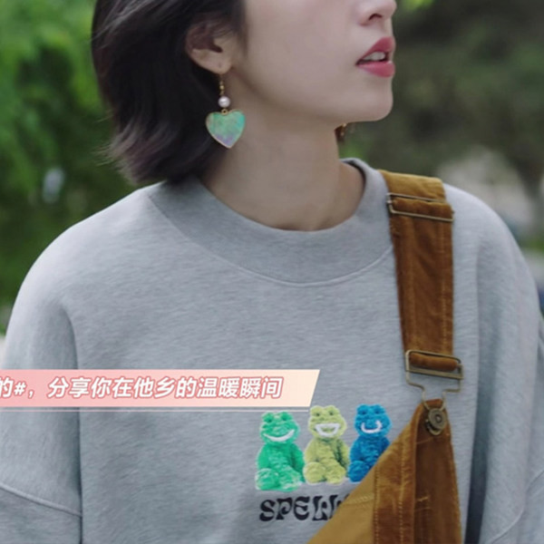 Vabaaja naiste dressipluus ovaalse kaelusega ja värvilise trükiga