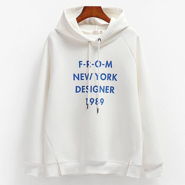 Дамски суичър с качулка и щампа -бял цвят