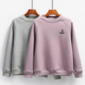 Ένα καθαρό μοντέλο γυναικείου φούτερ με κεντημένη επιγραφή και οβάλ λαιμόκοψη