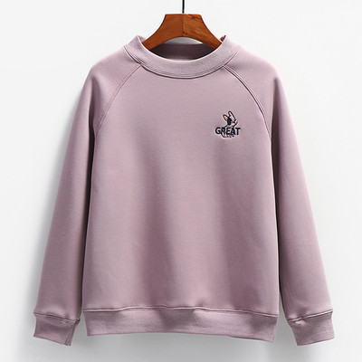 Ένα καθαρό μοντέλο γυναικείου φούτερ με κεντημένη επιγραφή και οβάλ λαιμόκοψη