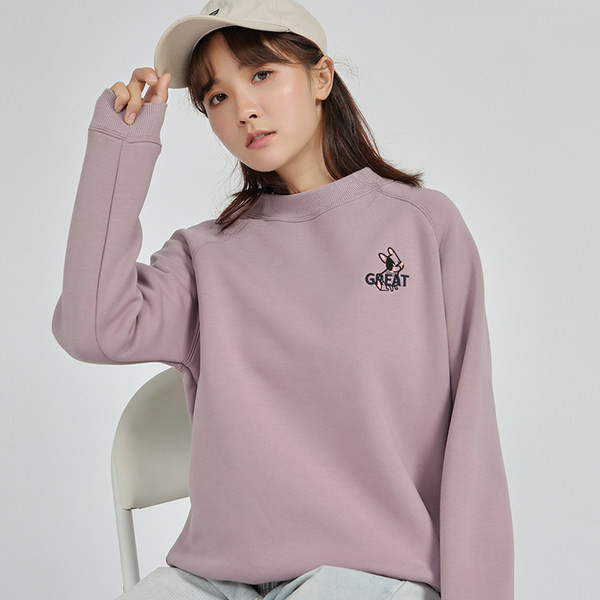 Ένα καθαρό μοντέλο γυναικείου φούτερ με κεντημένη επιγραφή και οβάλ λαιμόκοψη