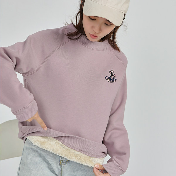 Ένα καθαρό μοντέλο γυναικείου φούτερ με κεντημένη επιγραφή και οβάλ λαιμόκοψη