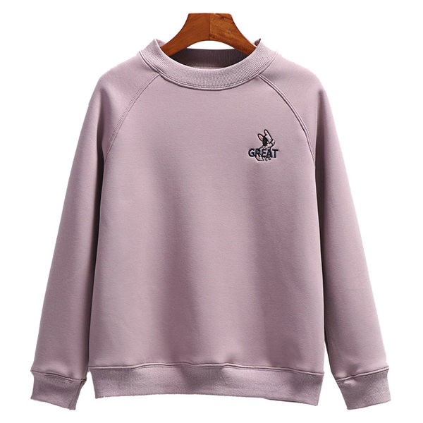 Ένα καθαρό μοντέλο γυναικείου φούτερ με κεντημένη επιγραφή και οβάλ λαιμόκοψη