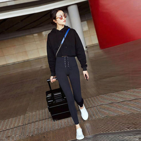 Μοντέρνο γυναικείο φούτερ με κουκούλα σε μαύρο χρώμα