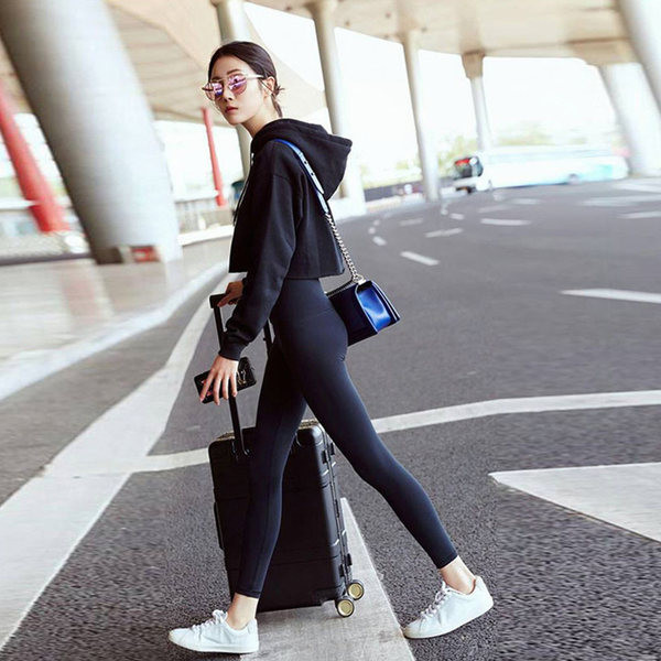 Μοντέρνο γυναικείο φούτερ με κουκούλα σε μαύρο χρώμα