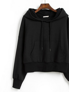 Изчистен модел дамски суичър с качулка и джоб подходящ за ежедневието