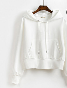 Изчистен модел дамски суичър с качулка и джоб подходящ за ежедневието