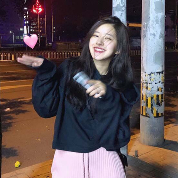 Изчистен модел дамски суичър с качулка и джоб подходящ за ежедневието