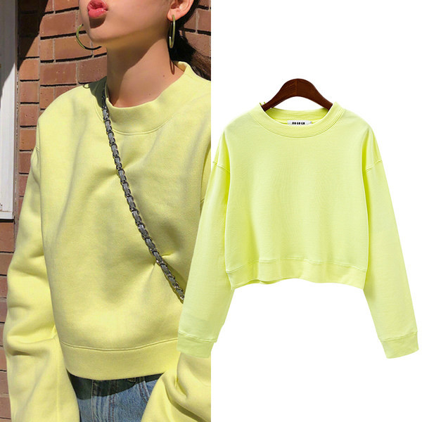 Modern, rövid női pulóver ovális nyakkivágással