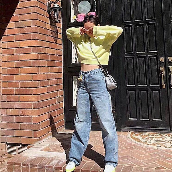 Modern, rövid női pulóver ovális nyakkivágással