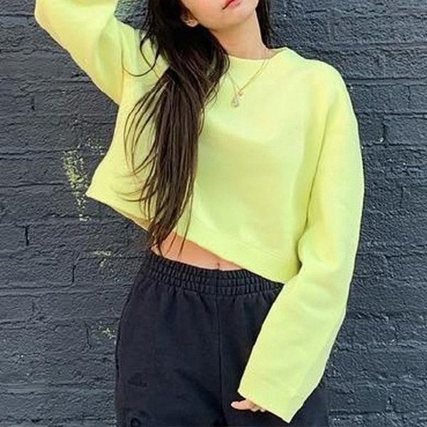 Modern, rövid női pulóver ovális nyakkivágással