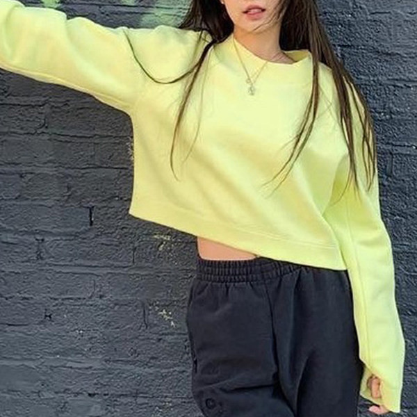 Modern, rövid női pulóver ovális nyakkivágással