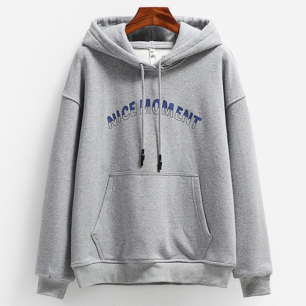 Divatos női pulóver mintával és kapucnival