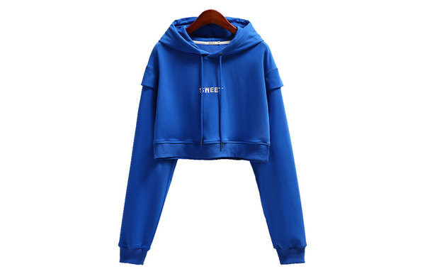 Hétköznapi használatra alkalmas rövid női pulóver kapucnival és felirattal