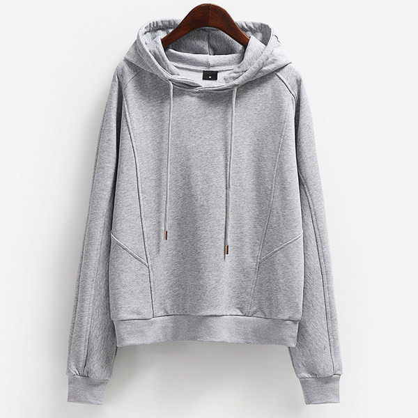 Sportos laza pulóver kapucnival és nyakkendővel