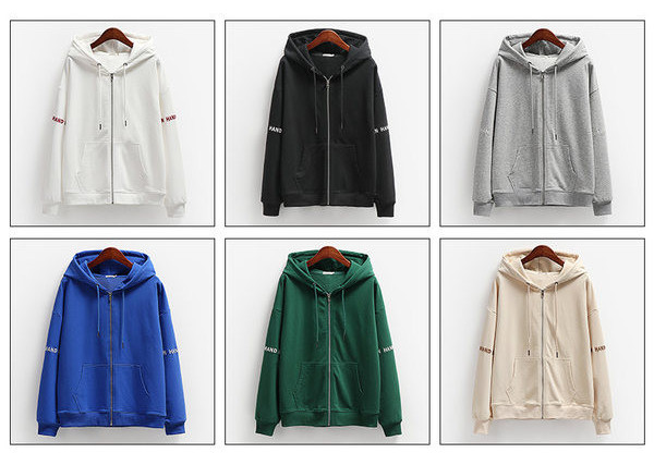 Bő női pulóver kapucnival és hímzett szöveggel