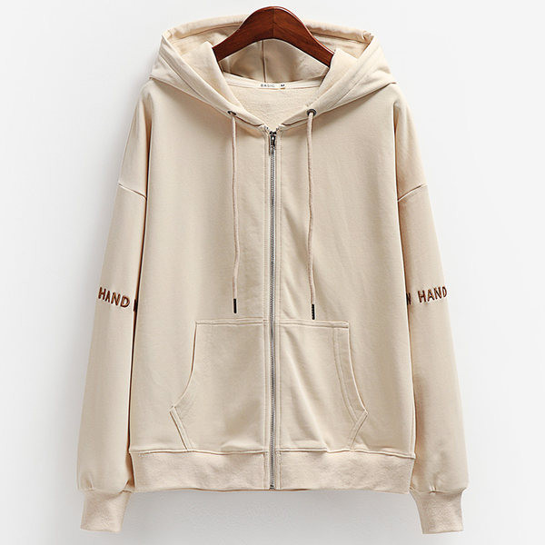 Bő női pulóver kapucnival és hímzett szöveggel