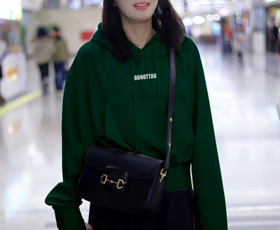 Lezser női pulóver kapucnival és zsebbel, két színben