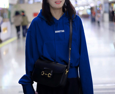 Lezser női pulóver kapucnival és zsebbel, két színben