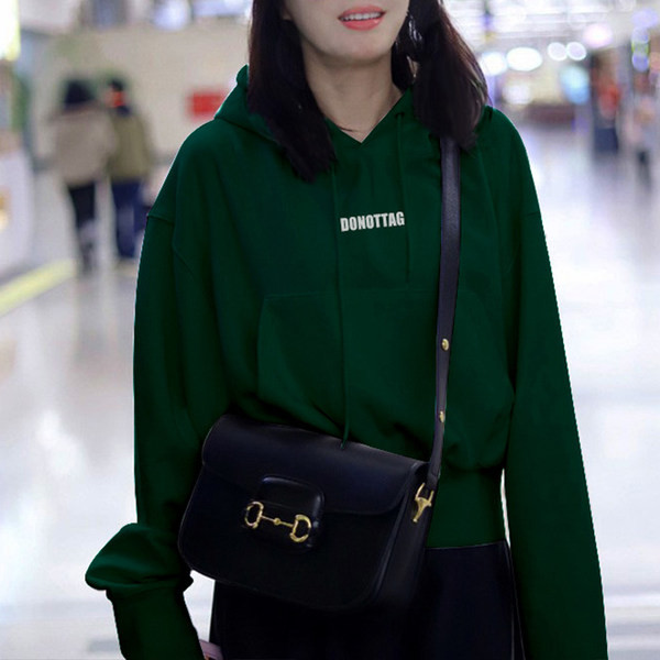 Lezser női pulóver kapucnival és zsebbel, két színben