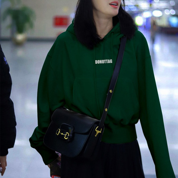 Lezser női pulóver kapucnival és zsebbel, két színben