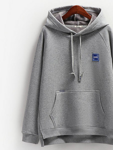 Női pulóver zsebbel és fűzővel