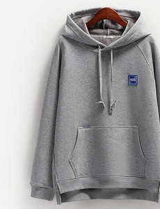 Női pulóver zsebbel és fűzővel